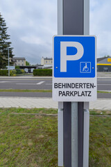 Parkplatzschild mit dem Zusatz Behindertenparkplatz