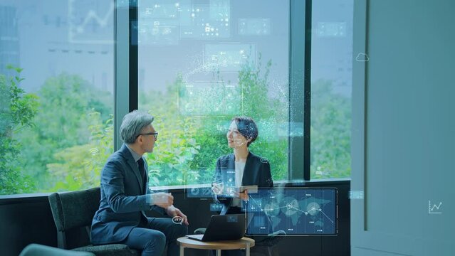ミーティングするビジネスパーソンとテクノロジー