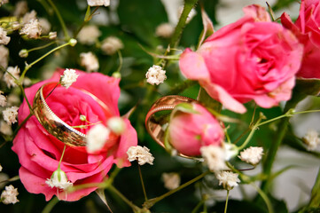 Wedding photo, wedding bouquet pink roses green leaves