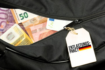 Tasche mit Geld und Schild Entlastungspaket Deutschland - obrazy, fototapety, plakaty