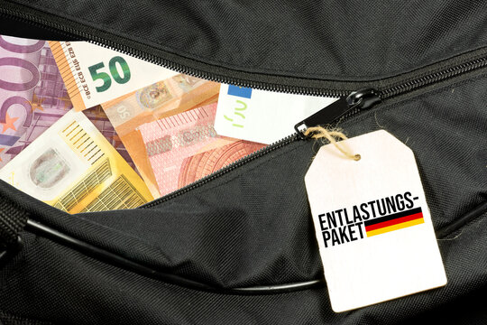 Tasche mit Geld und Schild Entlastungspaket Deutschland