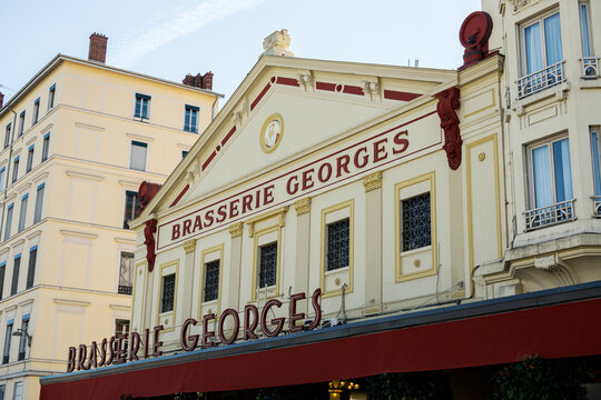 Fa&ccedil;ade du restaurant embl&eacute;matique Brasserie Georges dans le quartier Perrache, dans la ville de Lyon, France