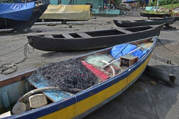 Fototapeta na wymiar Traditional wooden fishing boats in the port , mumbai, india