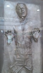 Naklejka premium Figura de acción de Han Solo expuesto en carbonita en una exposición de Star Wars en un centro comercial. Madrid. España
