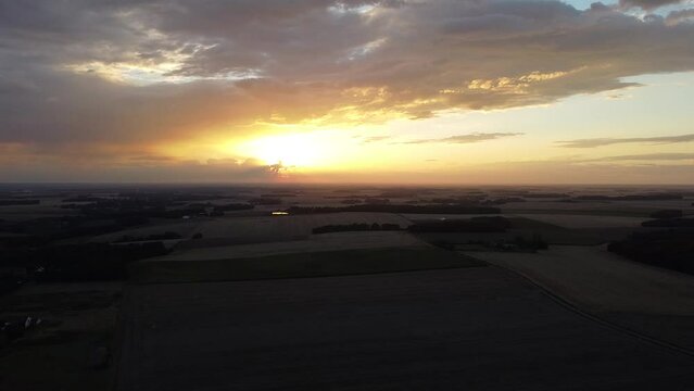 coucher de soleil defilant dans le ciel vu d'un drone a 60m de haut