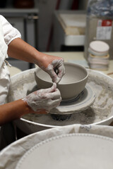 especialista artesanal moldeando pieza de cerámica en el torno artesanal