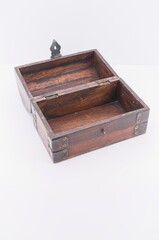 antico forziere in legno massiccio con rinforzi in metallo isolato su sfondo bianco