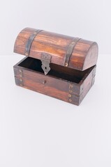 antico forziere in legno massiccio con rinforzi in metallo isolato su sfondo bianco