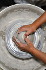 artesano de la cerámica en torno manual de modelaje