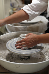 alfarera artesanal trabajando la cerámica en torno