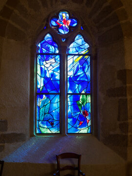 vitraux de Chagall &agrave; l'&eacute;glise de Saillant en France