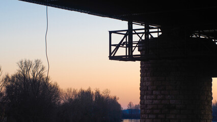 Structure du pont de Marmande, photographié pendant le crépuscule