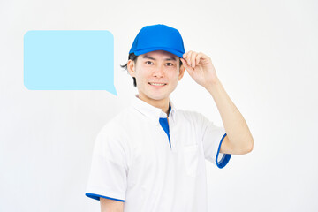 カメラ目線の引越し業者の男性のポートレート　白背景