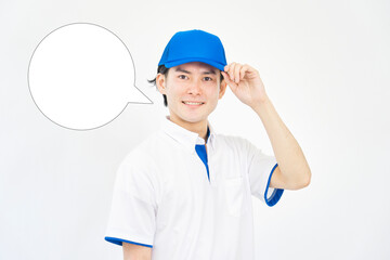 カメラ目線の引越し業者の男性のポートレート　白背景