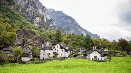 Mystisches Bergdorf in den Alpen