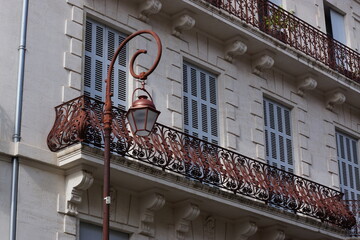 Spätbarockes Stadthaus mit schmiedeeisernem Balkon-Geländer. Davor eine Straßenlaterne in...