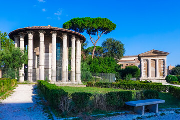 Fototapeta na wymiar 真実の口広場に遺る二つの古代神殿（ローマ）