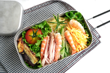 メスティンで冷やした夏野菜たっぷりの冷やし中華のお弁当