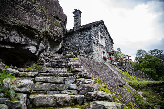 Mystisches Bergdorf in den Alpen