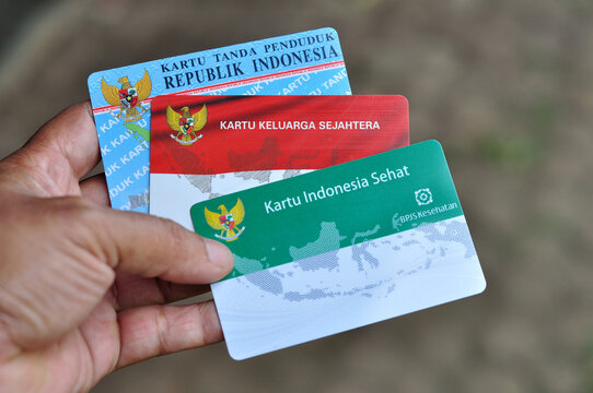 Holds a Prosperous Family Card and Healthy Indonesia Card assistance from the Indonesian government