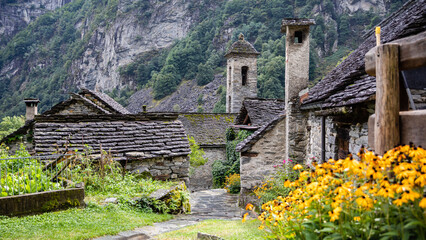 Mystisches Bergdorf in den Alpen