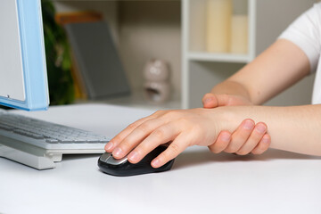 Human hand and computer mouse, carpal tunnel syndrome, wrist pain.