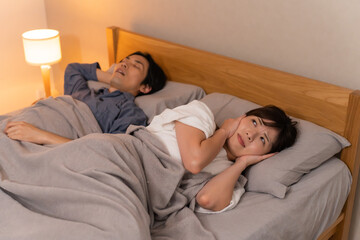 いびきで寝れない女性