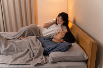 いびきで寝れない女性