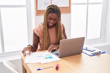 Obraz premium African american woman business worker using laptop reading document at office