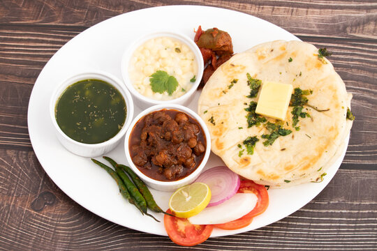 Chole Kulche Also Called Matar Kulcha, Chhole Kulche Is Widely Popular Delhi Street Food. The Dish Comprises Of Mildly Leavened Soft Fluffy Flatbread Made Of Maida And White Peas Or Safed Matar Curry