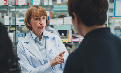 Obraz premium Pharmacists provide drug advice to male customers.female doctor healt care of pharmacy customer health.doctor giving prescription.