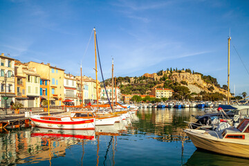 Obraz premium Fischereihafen von Cassis, Südfrankreich 