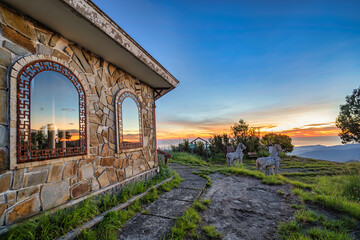 Obraz premium BEAUTIFUL LANDSCAPE PHOTOGRAPHY OF HAI VONG DAI VIEW POINT, TOP OF BACH MA NATIONAL PARK, HUE, VIETNAM