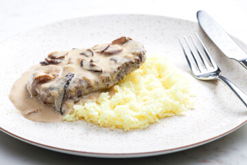 meat with mushroom sauce and white rice