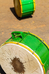 Detalhe de alguns tambores verdes guardados no chão, usados durante as Congadas, manifestação...