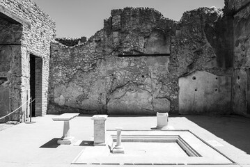 Black and white photo of Pompeii´s ancient house decorated patio