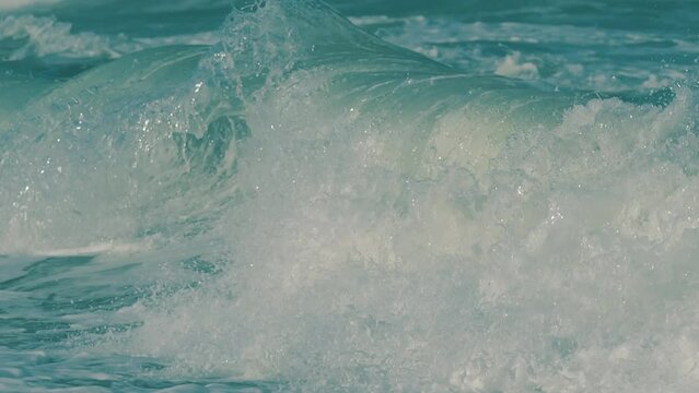 晴天時の少し荒れた海の波#06　スローモーション