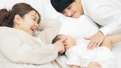 Obraz na płótnie Canvas 赤ちゃんを寝かしつける両親　子育てイメージ