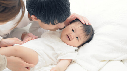 Obraz na płótnie Canvas 赤ちゃんを寝かしつける両親　子育てイメージ