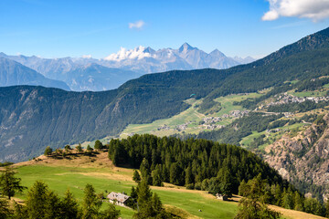 Fototapeta na wymiar Val d'Aosta 02 - vista panoramica della valle.