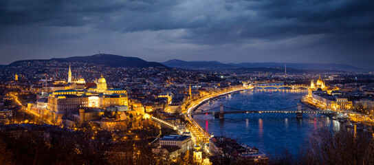 Verhoogde panoramische skyline van Boedapest, Hongarije, tijdens de winteravond met Buda Castle Royal Palace, Szechenyi Chain Bridge, Parlement aan de Donau