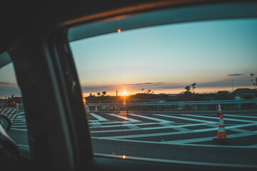 車の窓から見たエモい夕日