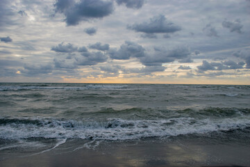 Fototapeta na wymiar stormy sea and cloudy sky