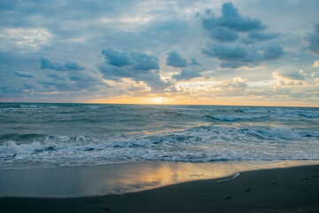 Fototapeta premium beautiful beach at cloudy sunset