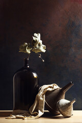 Composizione verticale con bottiglia, imbuti, foglie di quercia; still life su fondo scuro