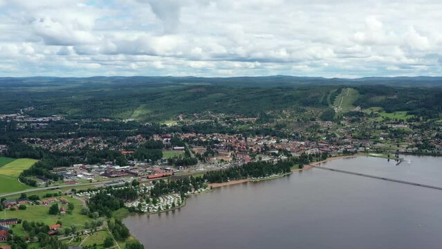 survol du lac Siljan en Su&egrave;de entre Rattvik et Mora