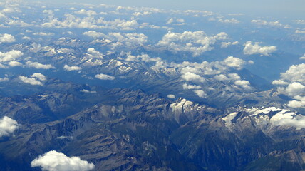 survol à haute altitude des alpes et du parc national des dolomites en Italie