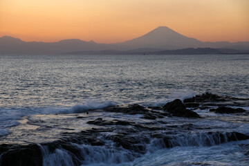 江ノ島の岩場からの見た富士山と湘南の海