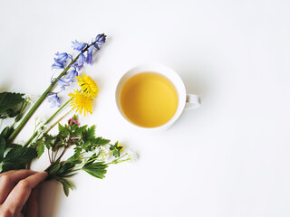 Obraz na płótnie Canvas cup of tea with wild flowers