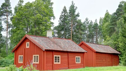 maisons traditionnelles suédoises de couleur rouge et ferme traditionnelle